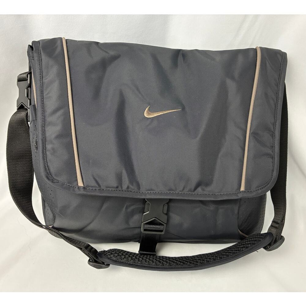 Nike Sportswear Essentials Messenger Bag Black 15L Crossbody Nylon